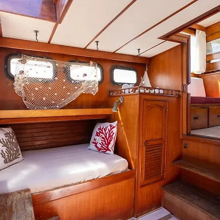 Upupa Sailing A Night Onboard! *