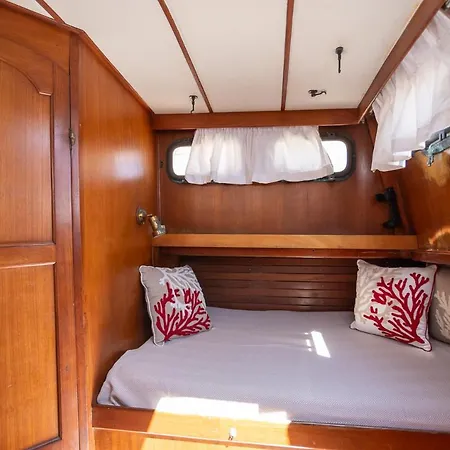 Upupa Sailing A Night Onboard! Botel *