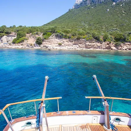 Botel Upupa Sailing A Night Onboard!