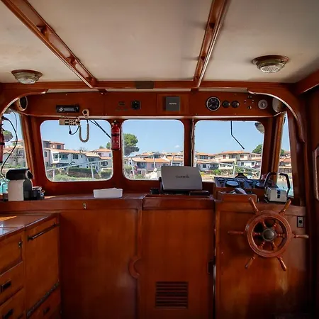 Upupa Sailing A Night Onboard! Botel *