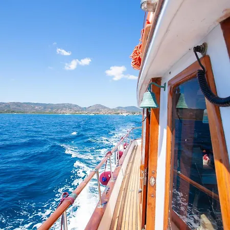 Upupa Sailing A Night Onboard! Botel