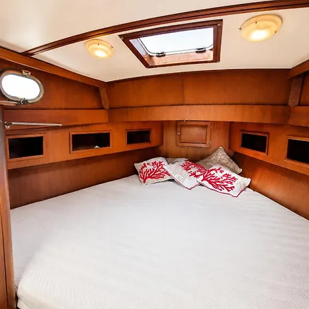Botel Che Manovra - A Night Onboard! *
