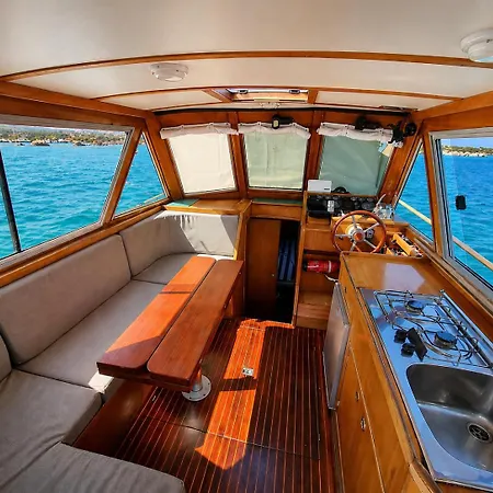 Botel Che Manovra - A Night Onboard! *