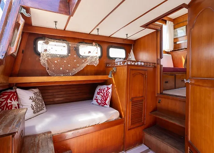 Upupa Sailing A Night Onboard! *