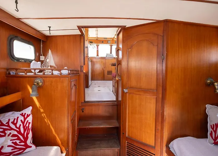 船上ホテル Upupa Sailing A Night Onboard!